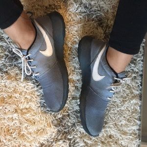 NIKE ROSHE SNEAKERS